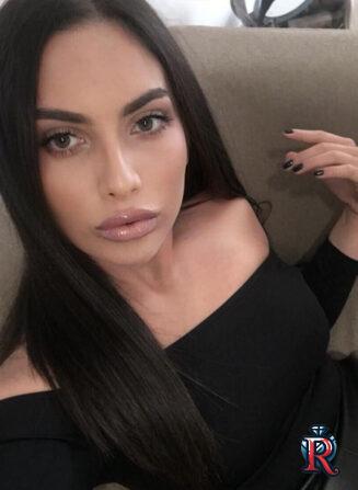 brunette-oxford-circus-piccadilly-circus-leicester-square-tottenham-court-road-covent-garden-sorina-r04752702-0001