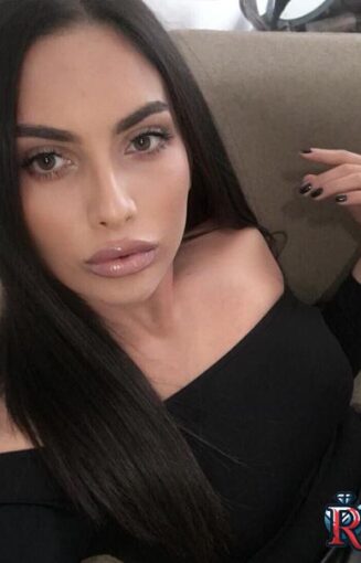 brunette-oxford-circus-piccadilly-circus-leicester-square-tottenham-court-road-covent-garden-sorina-r04752702-0001