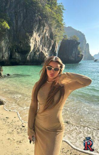 photo_5323556232352623706_y