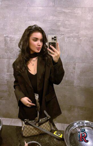 photo_5323556232352623709_y