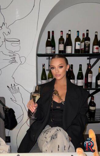 photo_5368324080933139734_y