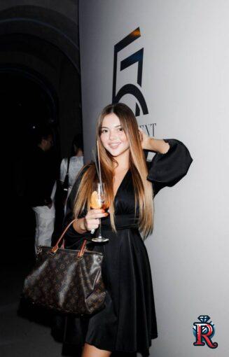 photo_5371044650657376165_y